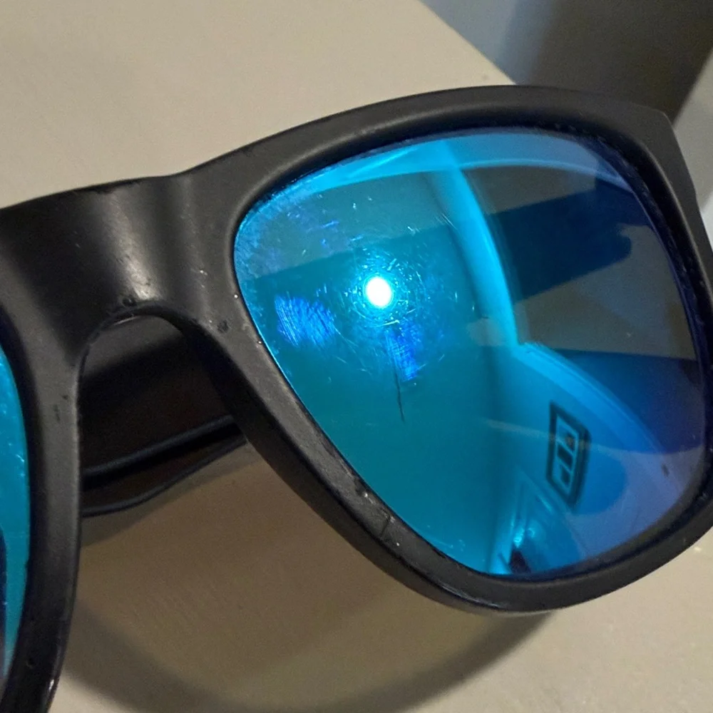 Ray BanSunglasses with Blue Mirrored Lenses - Picture 2 of 9